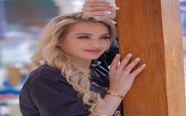 مروى خروبي تطرح “مرفوعة راسي” باللهجة المصرية